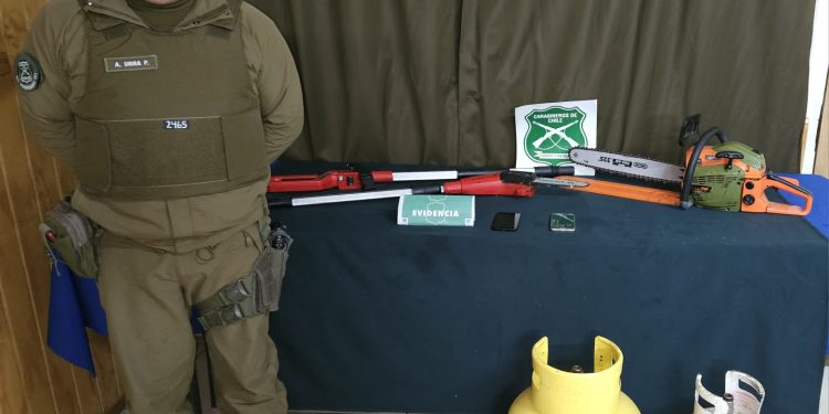 Carabineros de Chile Chico (F) detuvo a cinco personas por receptación y un prófugo de la justicia recuperando especies producto de delito