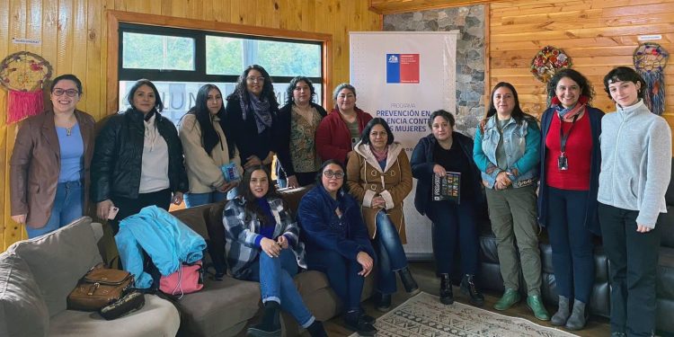 SernamEG imparte talleres en Puerto Cisnes dirigidos a la comunidad e instituciones