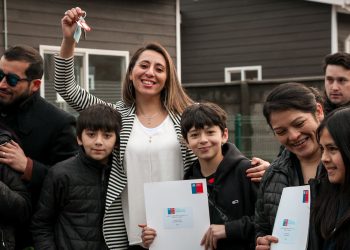 Familias de los comités de vivienda Calafate y Sueño Patagón reciben las llaves de su casa propia en Puerto Aysén
