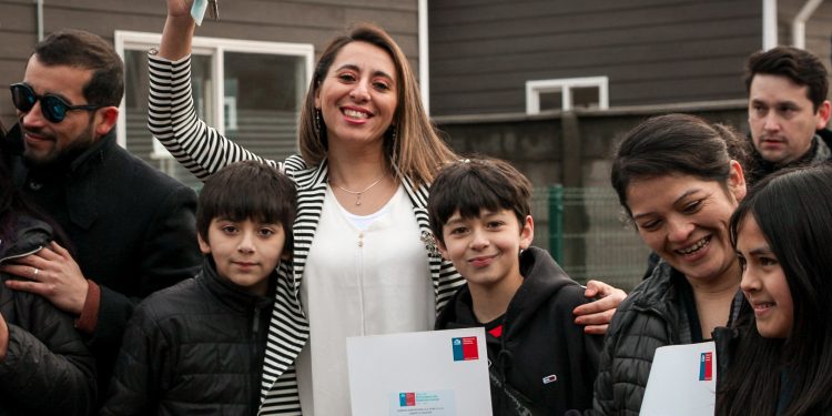 Familias de los comités de vivienda Calafate y Sueño Patagón reciben las llaves de su casa propia en Puerto Aysén