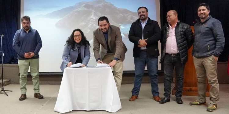 Gobernadora Regional y Alcalde de Cochrane firman convenios FRIL destinados a infraestructura pública para la comuna