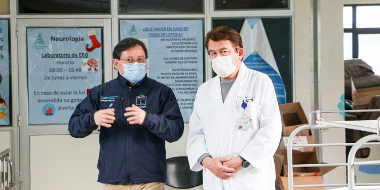 Delegado Presidencial Rodrigo Araya visita Hospital Regional destacando rol de funcionarios/as de salud durante la contingencia de enfermedades respiratorias