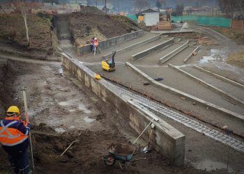 Municipio de Cochrane inspecciona obras del nuevo anfiteatro de la comuna