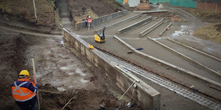 Municipio de Cochrane inspecciona obras del nuevo anfiteatro de la comuna