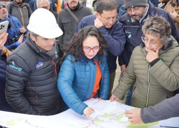 Gobernadora Andrea Macías y Ministra de Obras Públicas Jessica López firman convenio de pavimentación de la Carretera Austral