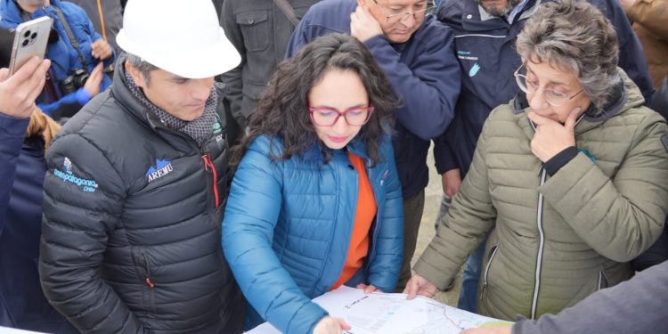 Gobernadora Andrea Macías y Ministra de Obras Públicas Jessica López firman convenio de pavimentación de la Carretera Austral