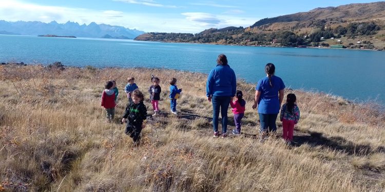 Revista suiza destaca a jardín infantil de Puerto Guadal por su labor pedagógica