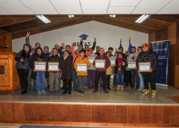 AquaChile y Municipio de Guaitecas entregan becas de excelencia a estudiantes de Melinka