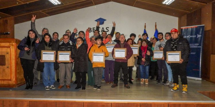 AquaChile y Municipio de Guaitecas entregan becas de excelencia a estudiantes de Melinka