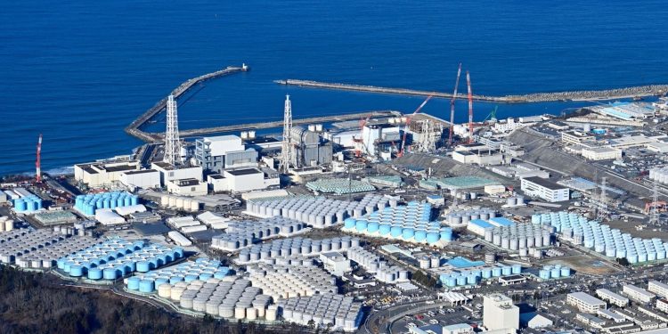Japón comenzó hoy el vertimiento de aguas radiactivas de la planta nuclear de Fukushima al Océano Pacífico