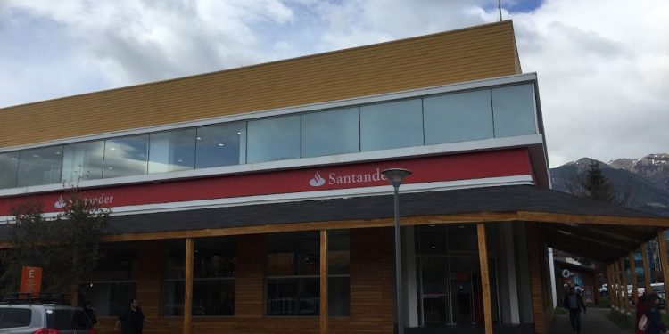 SERNAC: Juzgado de Policía Local de Coyhaique condenó a Banco Santander a restituir dinero e indemnizar a clienta después de millonario fraude