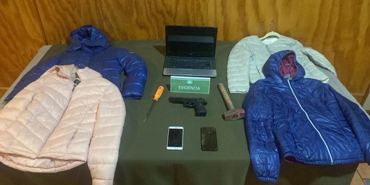 Tres personas detenidas y especies recuperadas tras robo al céntrico local comercial Samsara Patagonia en Coyhaique
