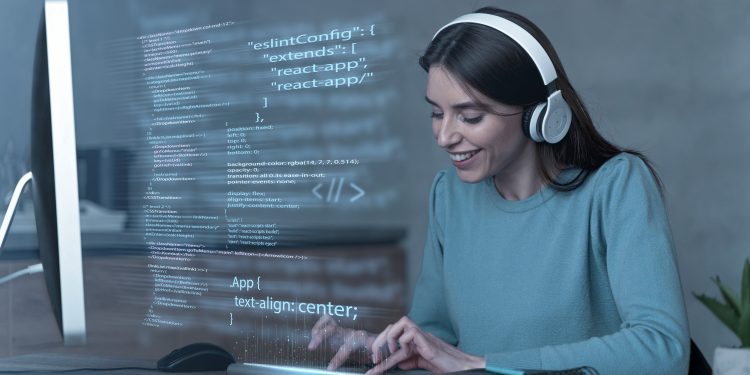 Lanzan 1.000 becas de especialización digital para formar mujeres para la industria tecnológica