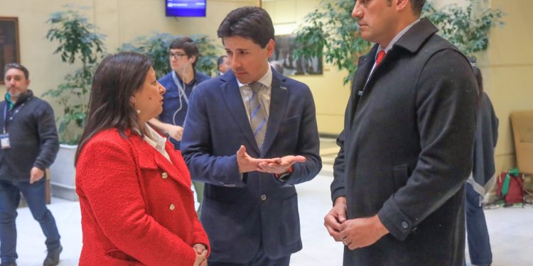 Asignación de Zona: Inasistencia de Hacienda y Educación a Comisión de Zonas Extremas provoca la molestia de asistentes de la educación y Raphael advierte con rechazar el presupuesto de Educación