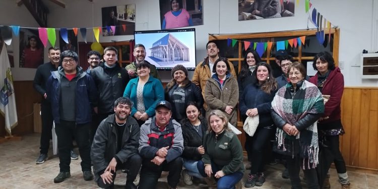 Comunidad de Puyuhuapi trabaja en diseño participativo de paradero de buses en la zona