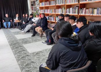 En Puerto Aysén actuales y ex Alumnos del Liceo Técnico Profesional se reunieron en una charla en la Biblioteca Municipal
