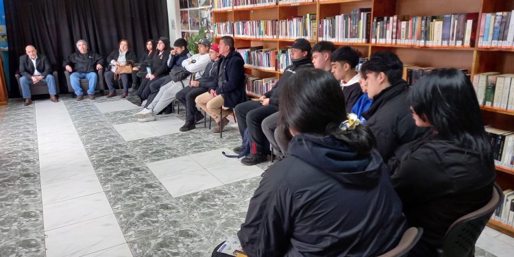 En Puerto Aysén actuales y ex Alumnos del Liceo Técnico Profesional se reunieron en una charla en la Biblioteca Municipal
