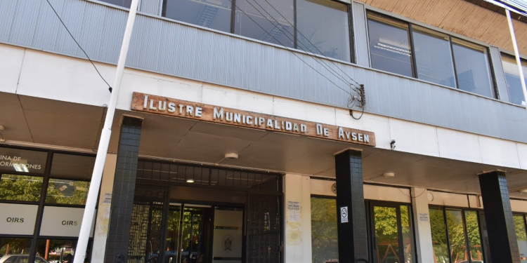 Aysén: Ex DIDECO acusa directamente al alcalde Julio Uribe de liderar red de maquinaciones para hostigar y desvincular a funcionarios municipales.