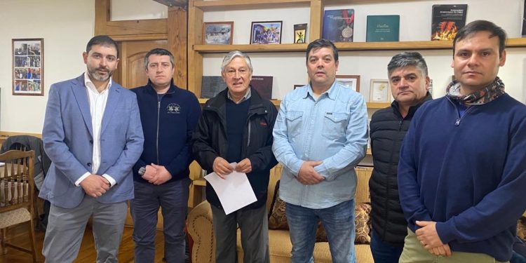 Agrupaysen se reúne con senador Sandoval para abordar desafíos del desarrollo acuícola en la región 