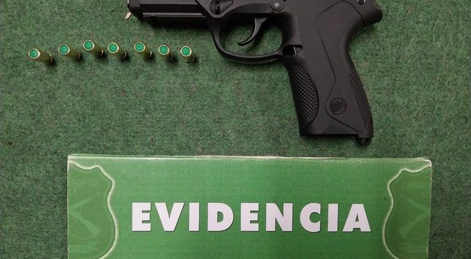 Carabineros detuvo a sujeto quien tras huir del personal arrojó bolso con arma de fogueo al interior de domicilio en Puerto Aysén