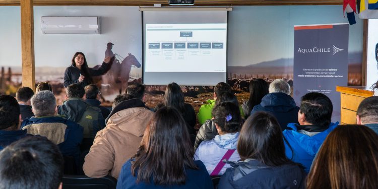 Capacitación en Puerto Chacabuco fortalece la relación de AquaChile con proveedores locales