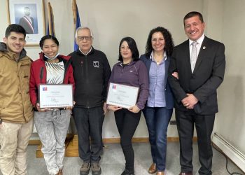 Tras culminar enseñanza media, autoridades regionales hacen entrega de bono de graduación en reconocimiento a su esfuerzo