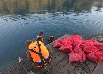GOPE rescató cuerpo desde camión que cayó al Lago General Carrera