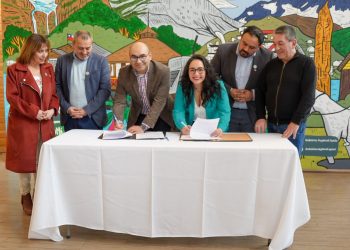 Gobernadora Regional y Alcalde de Tortel firman convenio para avanzar en la construcción del nuevo jardín infantil