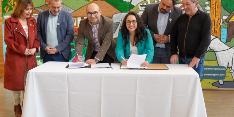 Gobernadora Regional y Alcalde de Tortel firman convenio para avanzar en la construcción del nuevo jardín infantil