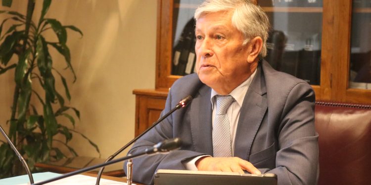 Senador Sandoval pide aclaraciones a Gobernadora Macías sobre informe de Contraloría que salpica a Julio Ñanco