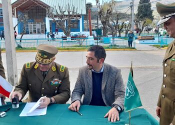 Alcalde de Cochrane y Carabineros suscriben convenio OS14 para reforzar la seguridad comunal