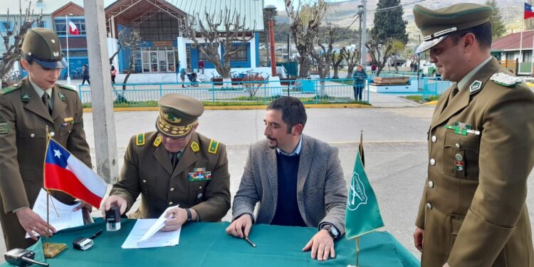 Alcalde de Cochrane y Carabineros suscriben convenio OS14 para reforzar la seguridad comunal