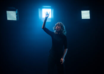 Obras teatrales «Oleaje» y «Duelo» se presentan en Coyhaique rescatando el valor de la memoria y la protección de los derechos humanos