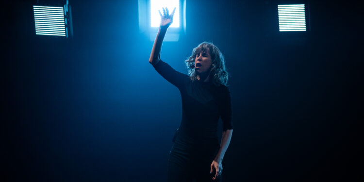 Obras teatrales «Oleaje» y «Duelo» se presentan en Coyhaique rescatando el valor de la memoria y la protección de los derechos humanos