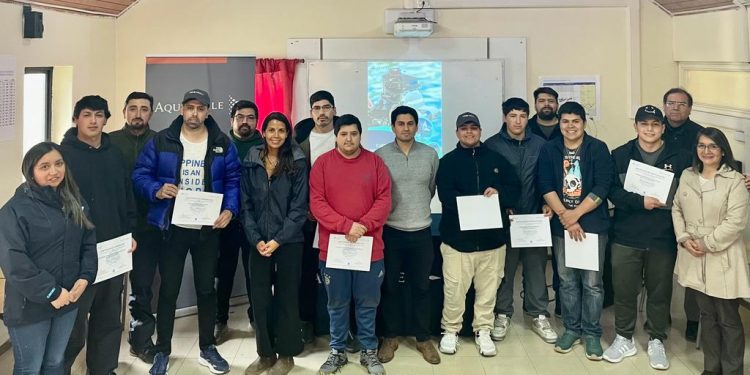 AquaChile apoya capacitación de operadores robóticos en Aysén