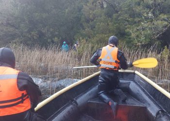 Carabineros del GOPE Aysén rescató a dos personas desde lago Zenteno en medio de complejas condiciones climáticas