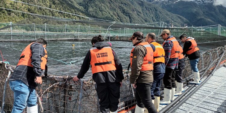 Estudiantes de educación técnica visitaron centro de cultivo AquaChile en Aysén