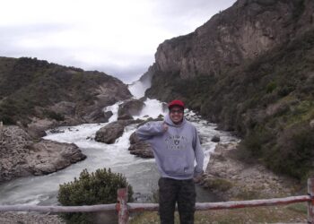 El joven Cristian Velásquez fue trasladado a Santiago y se encuentra a la espera de alternativas que den paso al esperado trasplante