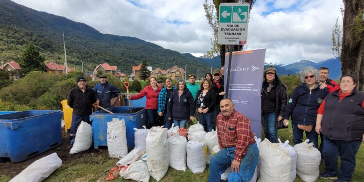AquaChile coopera con la sostenibilidad agrícola de Aysén mediante la entrega de compost y almacigueras a comunidades locales