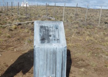 Vandalizan placa de monolito fronterizo dedicada a Detenidos Desaparecidos en Coyhaique Alto