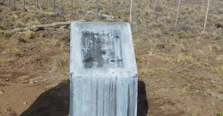 Vandalizan placa de monolito fronterizo dedicada a Detenidos Desaparecidos en Coyhaique Alto
