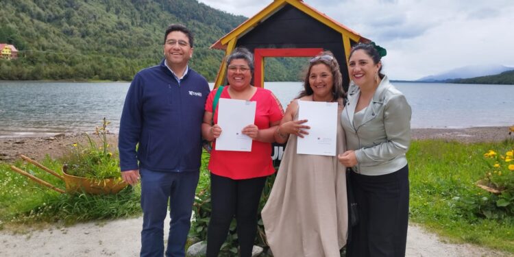 Minvu Aysén y Municipio de Cisnes entregan subsidios a 43 familias de Puyuhuapi