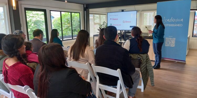 Emprendedores/as de Puerto Aysén conocen ofertas bancarias gracias a Ecoterráneo Patagonia Cowork