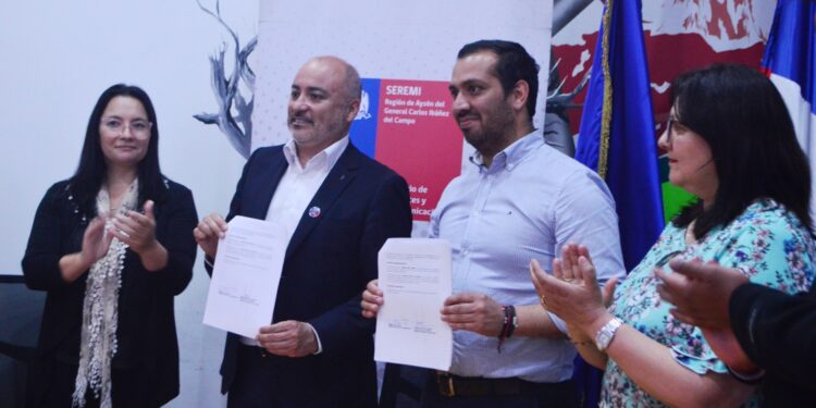 Subsecretario de Transporte y Alcalde de Coyhaique firman convenio para implementación de infraestructura menor para transporte público