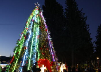 Cochrane celebró junto a la comunidad el encendido de su árbol de Navidad
