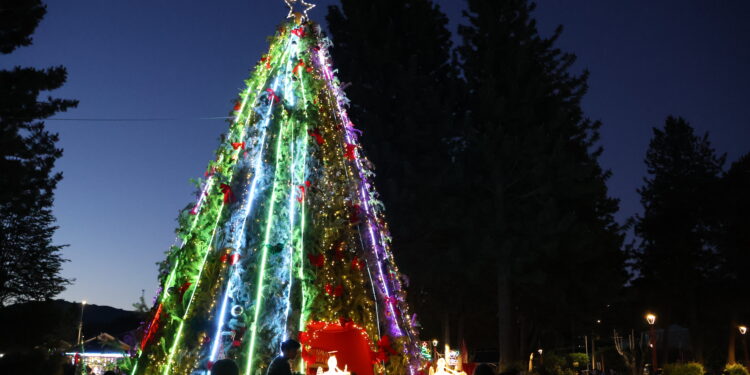 Cochrane celebró junto a la comunidad el encendido de su árbol de Navidad