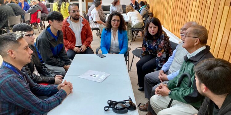 Memoria, Democracia y Futuro: Se realizó emotivo diálogo entre jóvenes y personas mayores en torno a los 50 años del Golpe de Estado