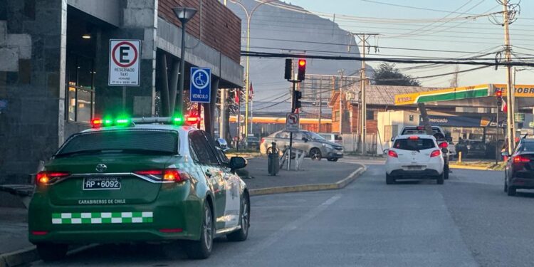 El imputado registraba 29 delitos previos: Carabineros detuvo a sujeto que lesionó a guardias de supermercado en Coyhaique