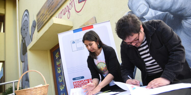 Seremi de Culturas Aysén y Prodemu firman convenio de colaboración