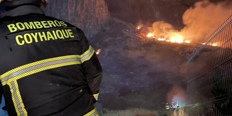 Continúa el combate contra incendio forestal en Cerro Mackay